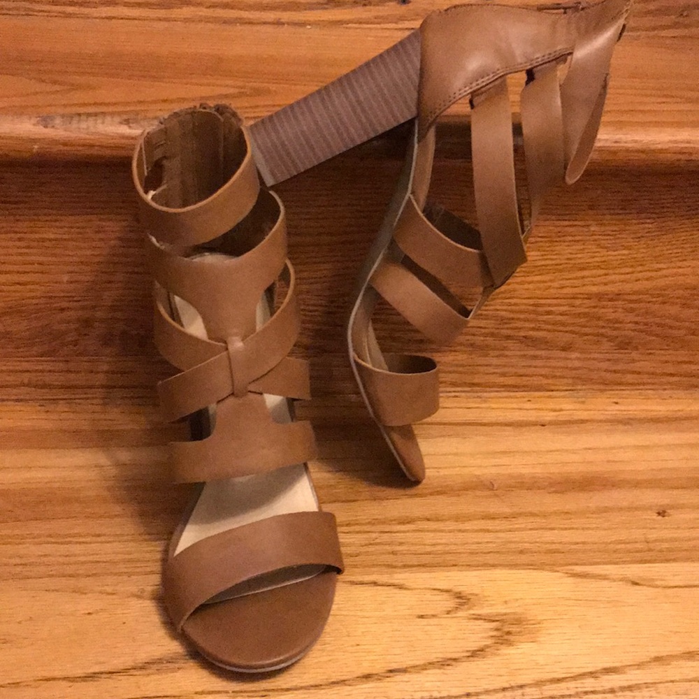 Strappy  2 1/2 heel shoe. Very comfortable shoe
